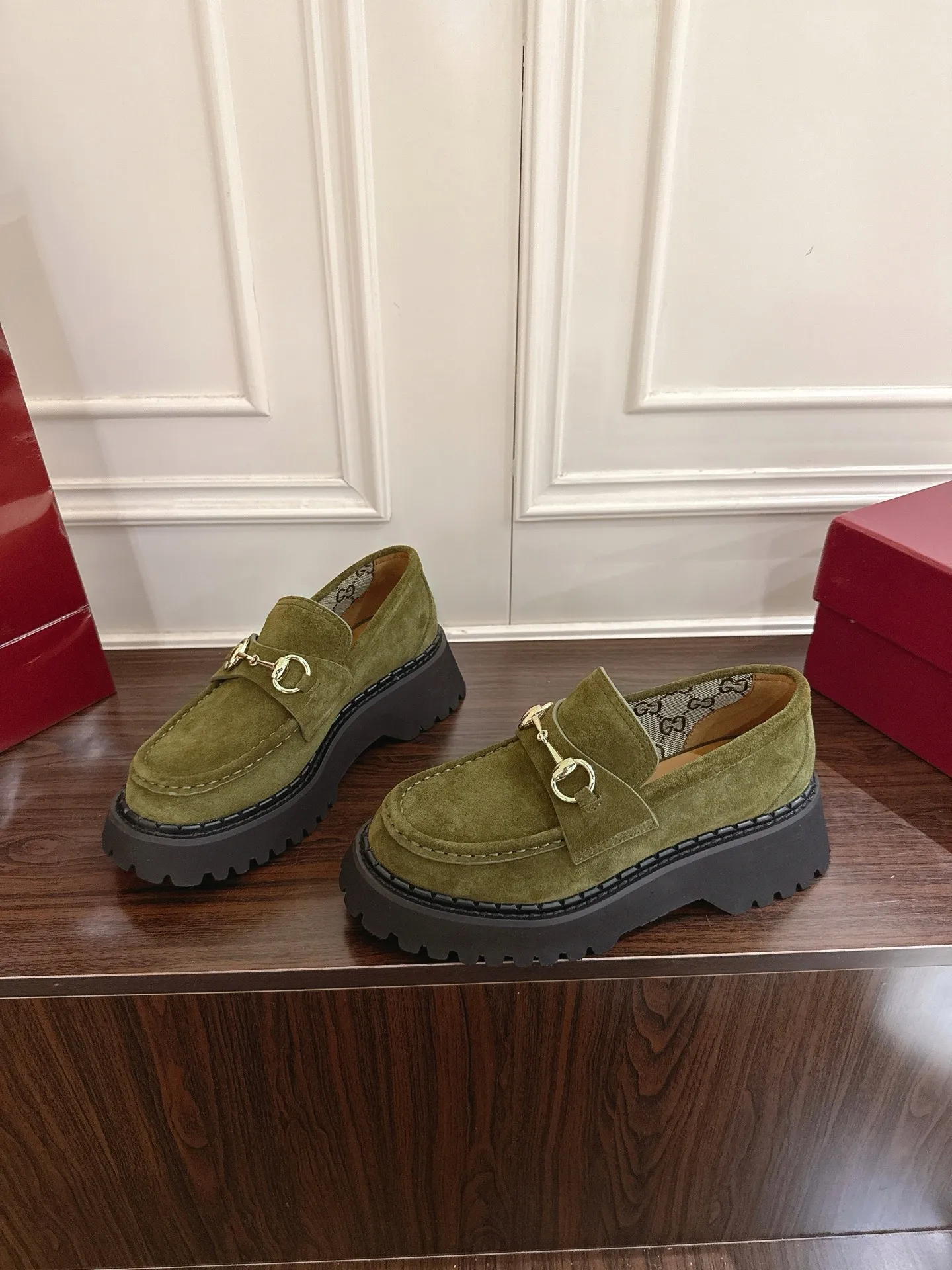 👟👟Ex-factory price 540👟👟 Gucci loafers with horsebit groove soles. As a tribute to the brand's equestrian origins, the horsebit has gone through years of baptism, integrating the rich historical heritage and modern fashion into one. Cowhide surface, sole thickness 5cm, size: 35-42# 39-46#